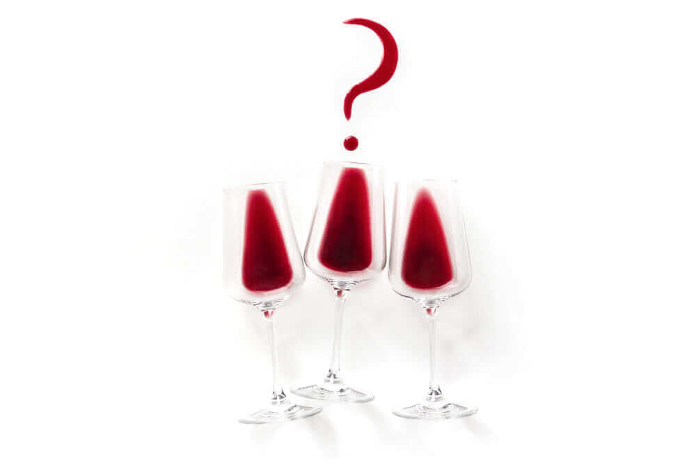 Vinglas med vin der former et spørgsmålstegn