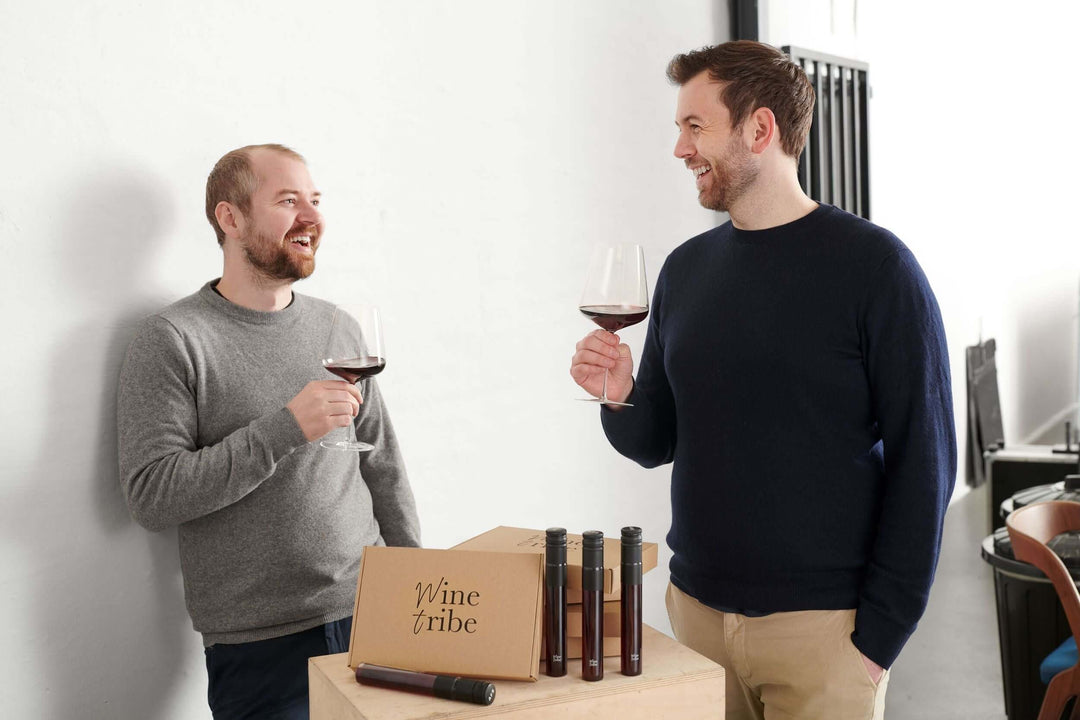 De to ejere som står med vin smagekasser til blindsmagning
